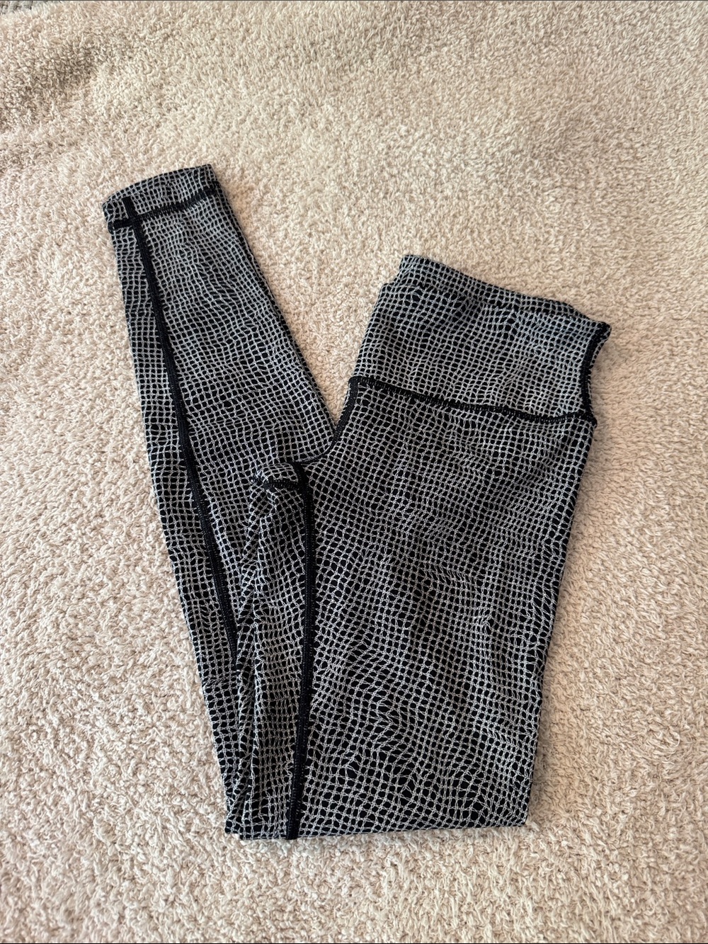 Lululemon wunder Black & White Textured pattern Leggings Size 6